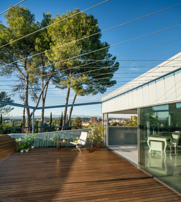 В Мадриде построен необычный дом, идеально сочетающийся с природой